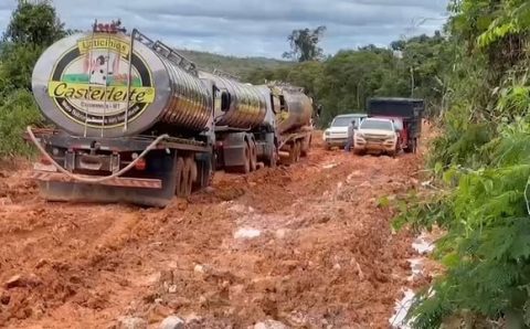 MT:  DRAMA SEM FIM:  Governo de  Mato Grosso em Foco:  atoleiro na MT-170 leva laticínio a jogar 40 mil litros de leite fora