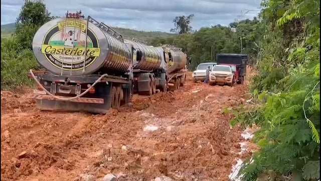 MT:  DRAMA SEM FIM:  Governo de  Mato Grosso em Foco:  atoleiro na MT-170 leva laticínio a jogar 40 mil litros de leite fora