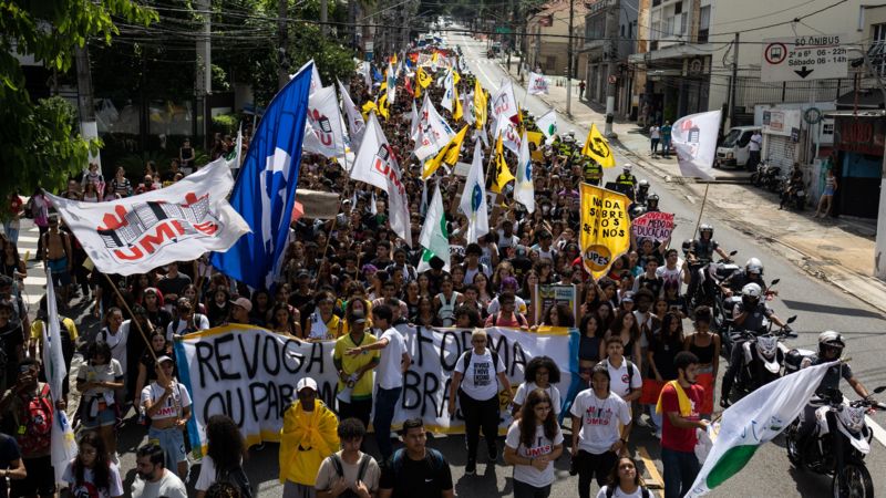 As críticas que levaram governo Lula a suspender cronograma do Novo Ensino Médio