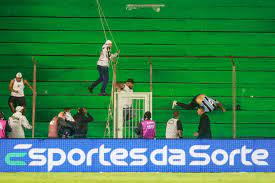 Torcedores do Santos invadem setor mandante e roubam faixas de gremistas durante derrota