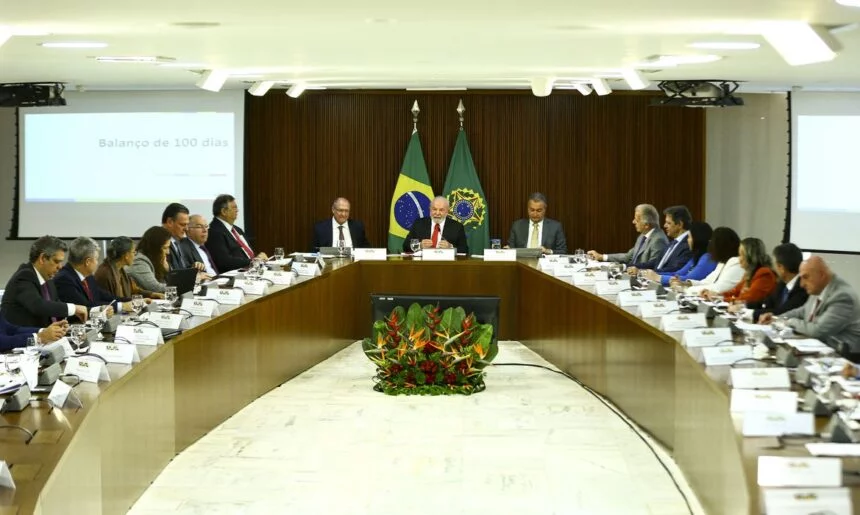 Em reunião ministerial, Fávaro apresenta balanço dos 100 dias de governo Lula