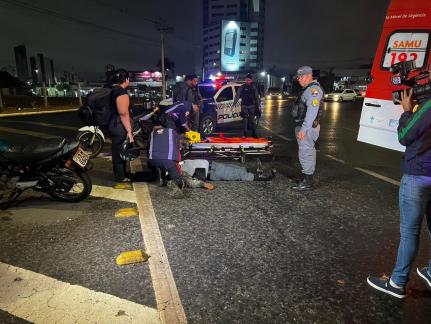 MOTORISTA ADMITE ERRO: PM fica ferido ao bater moto em carretinha na Miguel Sutil