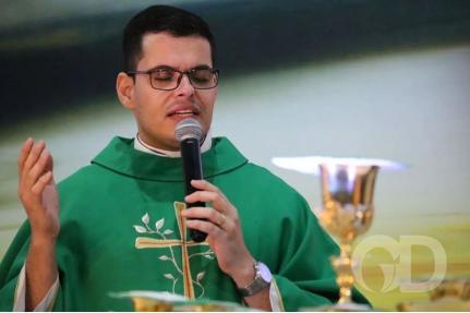 Jovem divulga vídeo de suposto assédio de padre; sacerdote foi afastado de igreja