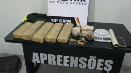 Casal é presa por tráfico e Polícia Militar apreende droga enterrada no quintal