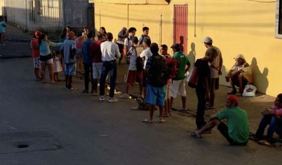 MT: FOME:   ‘Fila do osso’ continua alimentando pessoas carentes em Cuiabá