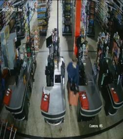 Loja de armamento anexa a supermercado é furtada; vídeos