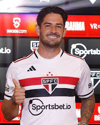 Entenda por que Pato não precisa esperar abertura da janela para defender o São Paulo