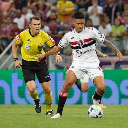 Expulso, Nestor vira desfalque para o clássico contra o Corinthians