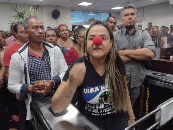 MT:  Protesto na Assembleia tem nariz de palhaço e chapéu de peixe