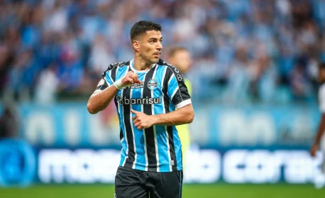 Presidente do Grêmio confirma que Suárez quer consultar médico em Barcelona