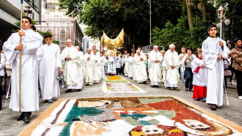 Qual é a origem do feriado de Corpus Christi?