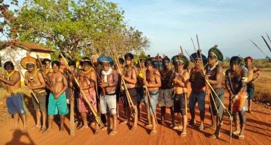 MT:  PROTESTO:   Indígenas bloqueiam estrada e balsa contra o Marco Temporal