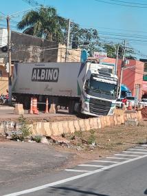 MT:   ENGARRAFAMENTO:  Carreta fica presa em vala do VLT e trava trânsito na FEB