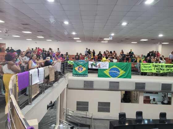 MT:   Mulheres pró e contra Cattani protestam na Assembleia e tumultuam sessão