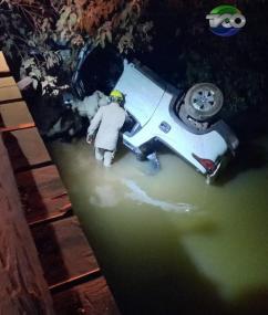 CAUSAS DESCONHECIDAS: Mulher morre e 3 passageiros ficam feridos após veículo cair de ponte dentro de rio