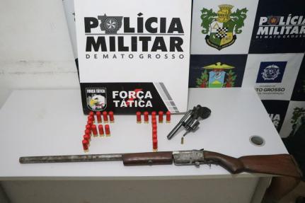 Dupla é presa após ser flagrada ‘brincando’ de atirar para o alto no meio da rua