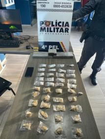 PM prende dupla com mais de 40 porções de cocaína e pata base