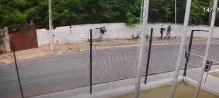 Vídeo mostra momento que criminosos pulam muro de agência