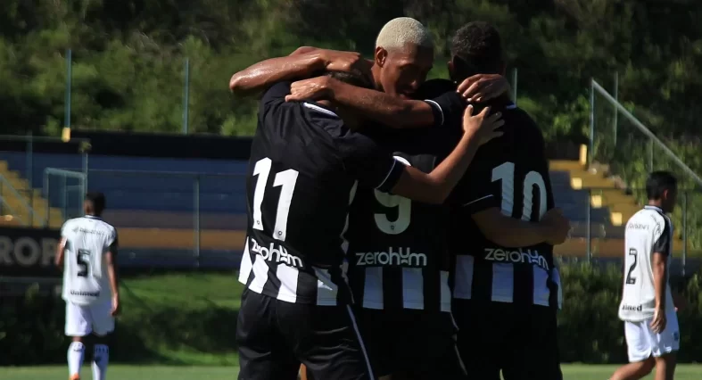 Botafogo vira sobre o Bragantino com dois de Eduardo e é o terceiro no Brasileirão