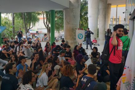 MT:  PROBLEMAS COM O PASSE LIVRE:   Estudantes fecham rua no Centro e protestam na Prefeitura