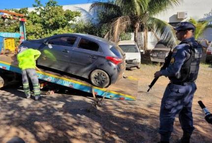 Ladrões de carro batem em carreta durante fuga e são presos