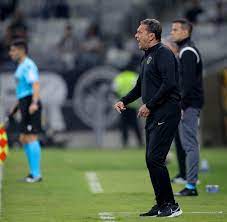 Luxemburgo critica pressão de torcedores do Corinthians em hotel: “Nos sentimos em prisão domiciliar”