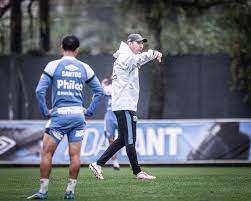 Turra comanda treino tático e físico no CT do Santos visando duelo contra o Botafogo