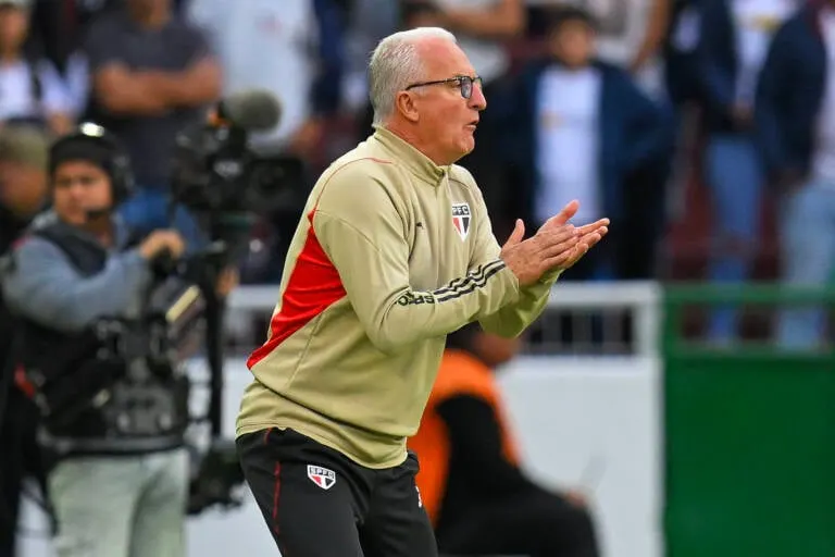 Dorival aponta melhora após 1º tempo abaixo do São Paulo, mas liga alerta: “Teremos que lutar muito”