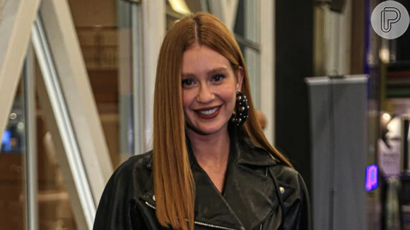 Marina Ruy Barbosa ‘transforma’ sobretudo de couro em vestido para estreia da novela ‘Fuzuê’. Detalhes do look!