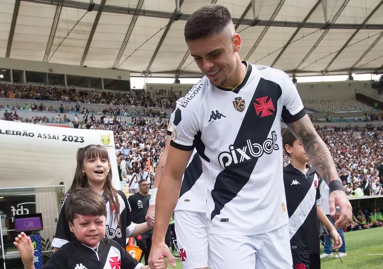 Gabriel Pec destaca apoio da torcida do Vasco e importância da vitória sobre o Atlético-MG