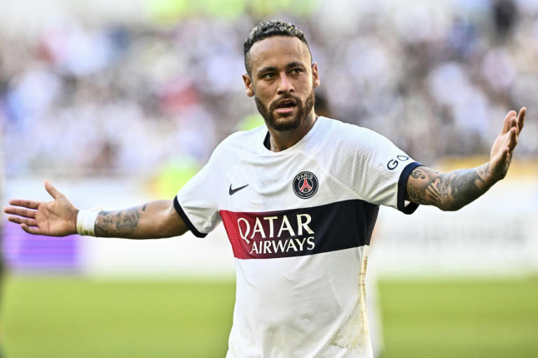 Neymar brilha em retorno após cirurgia e faz 2 em vitória do PSG em amistoso