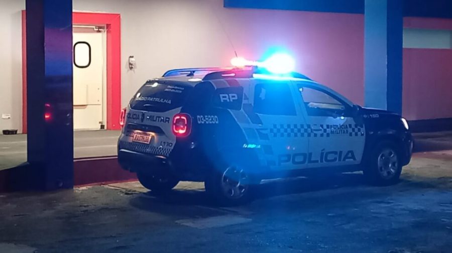 Tiro atinge carro de mulher em avenida de Cuiabá durante a noite