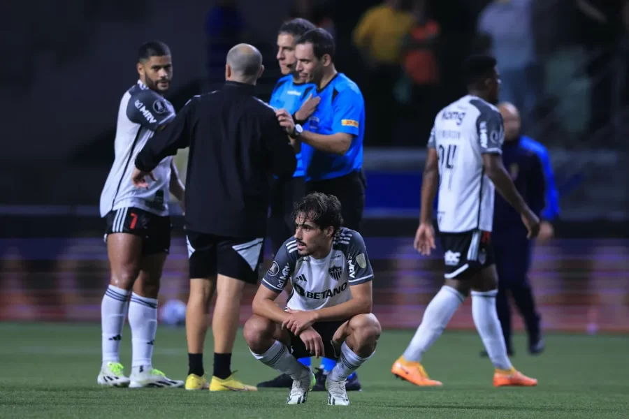 Foi pênalti? Veja análise do VAR em lance com Gabriel Menino durante Palmeiras x Atlético-MG