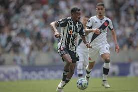 Vasco ganha do Atlético-MG com gol de Serginho e alegra torcida no Maracanã