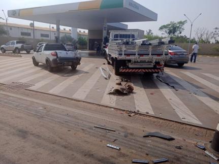 MT:  SUSTO:  Câmera flagra engavetamento na avenida da Feb