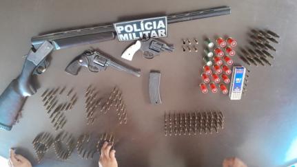 Polícia prende homem com 3 armas e 400 munições; mulher era mantida em cárcere