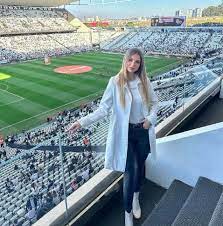 Longe da família, volante do Corinthians tem companheira cantora e modelo na Argentina