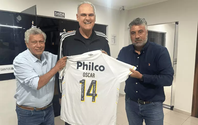 Oscar Schmidt dá palestra motivacional ao elenco do Santos antes de duelo com o Vasco