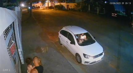 AVANÇOU CONTRA SUA FILHA  Imagens mostram que policial defendia família quando matou pitbull