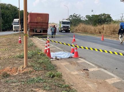 COM CELULAR NA MÃO: Homem que filmava acidente é atropelado por carreta na BR-163