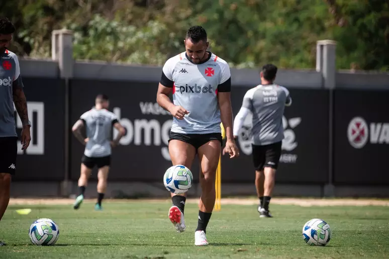 Em dia de folga no Vasco, Payet e Rossi trabalham para melhorar a parte física