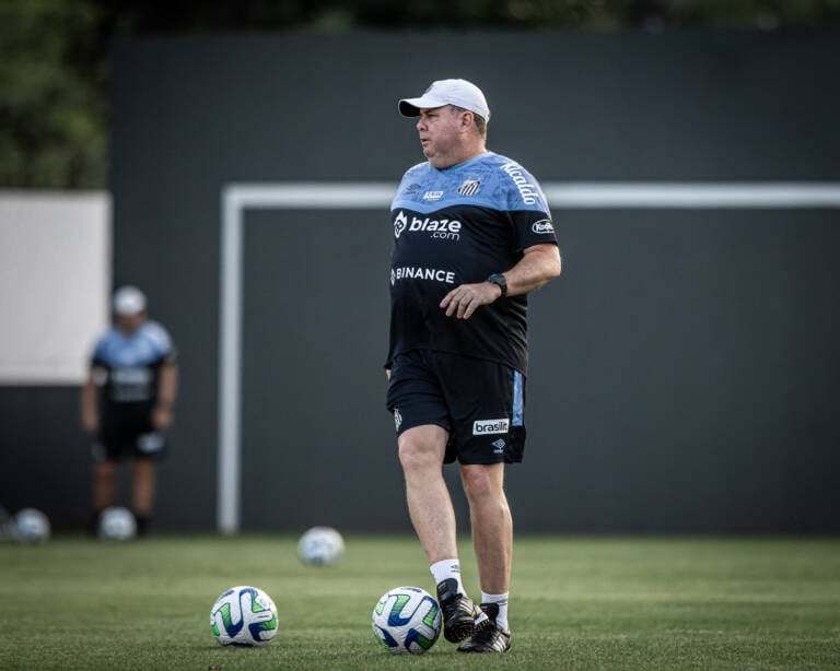 Marcelo Fernandes comanda treino técnico no Santos visando decisão contra o Vasco