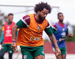 Em recuperação de lesão muscular, Marcelo treina com o elenco do Fluminense