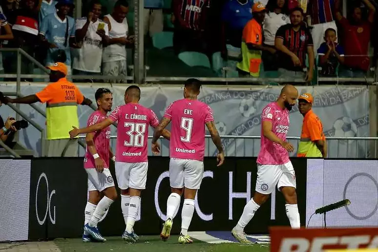 Internacional perde do Bahia e fica a dois pontos do Z4 do Brasileirão