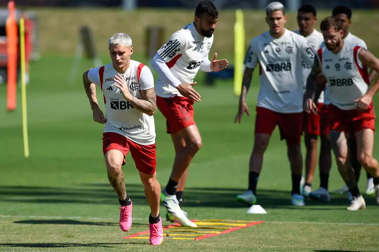 Varela é a novidade em treino do Flamengo para duelo contra o Corinthians