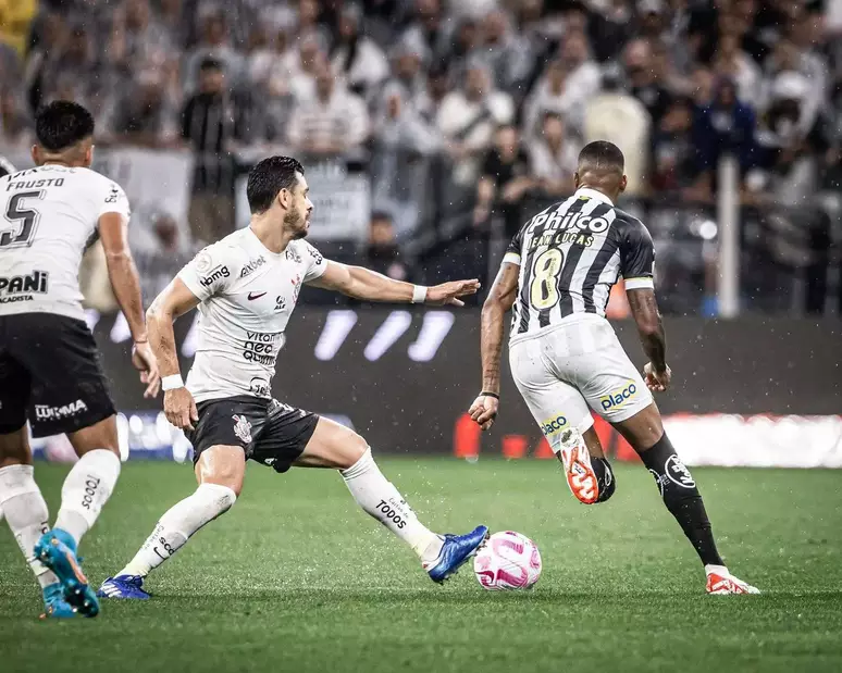 Corinthians sai na frente, mas Santos empata nos acréscimos e mantém embolada briga contra Z4