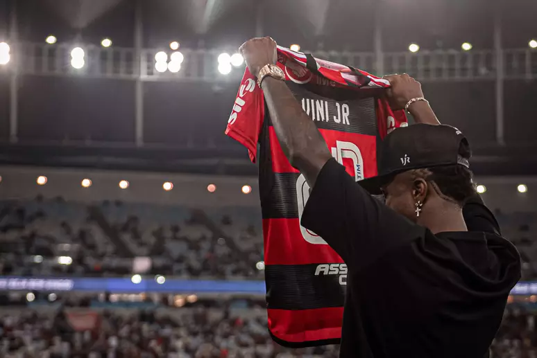 Vini Jr. admite desejo de retornar ao Flamengo: “Prometi ao meu pai que voltaria um dia”