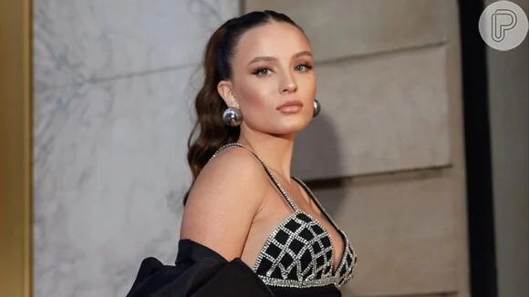 Larissa Manoela brilha em desfile em Paris e web alfineta: ‘Talvez seus pais não estejam orgulhosos’