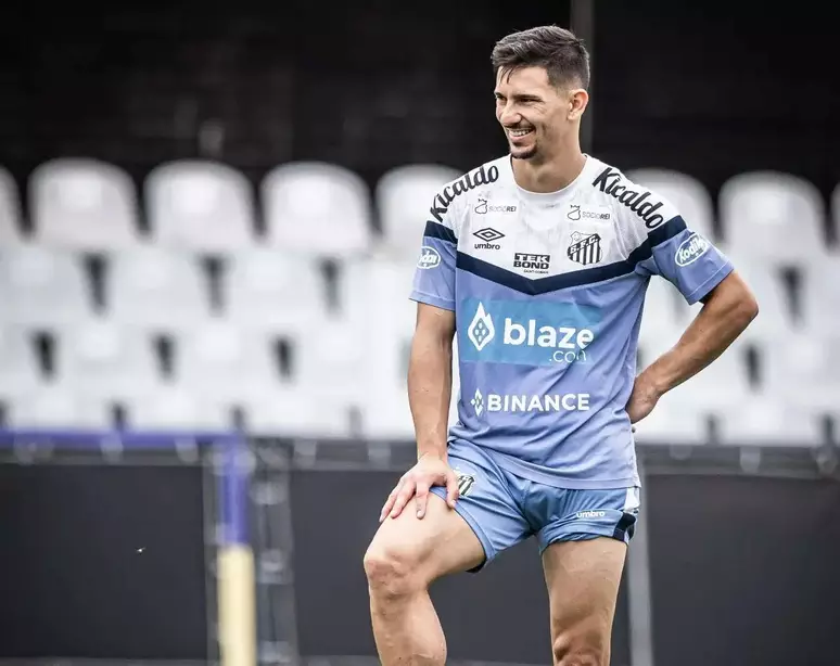 Maxi comemora assistência em estreia pelo Santos e demonstra confiança em Marcelo Fernandes