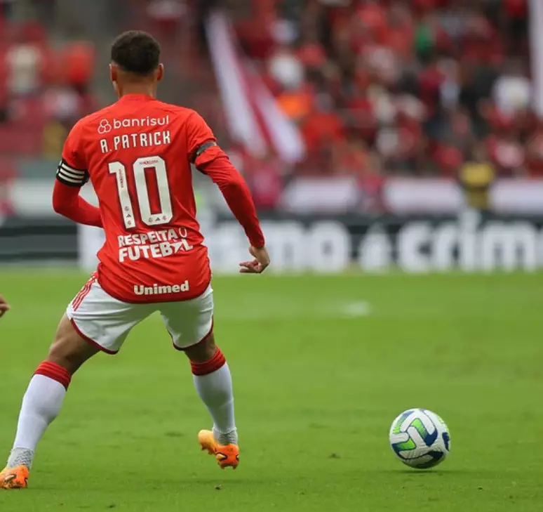 Após eliminação na Libertadores, Alan Patrick elogia reação do Inter no Gre-Nal